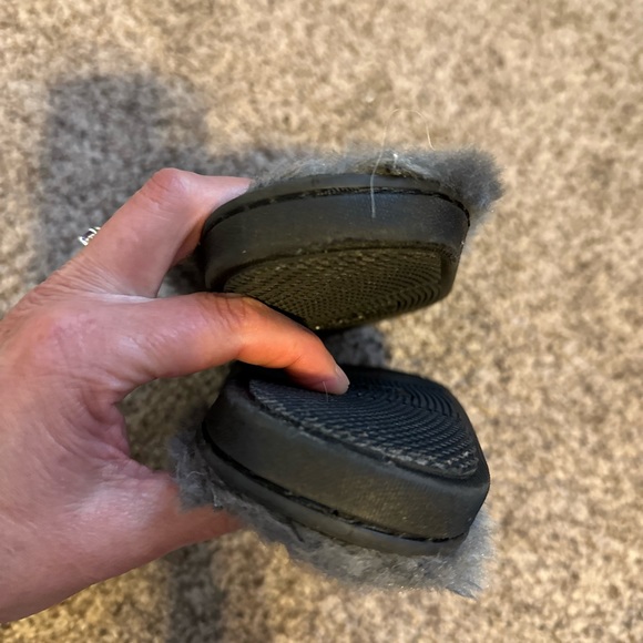 CHICAGO CUBS Fuzzy Slippers - Picture 6 of 11